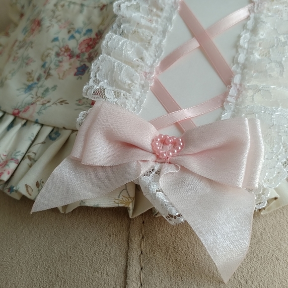 RoseMarie Seoir lace headdress with pearl hearts - Picture 3 of 7